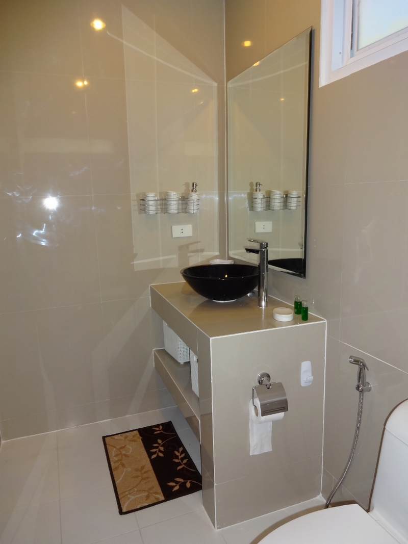 english photo 36, Bathroom Sacré Coeur Room with Cw Washbasin and Hand Shower